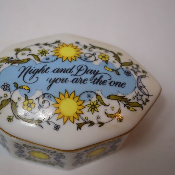 Vintage 1983 Franklin Porcelain Kate Lloyd Jones Night And Day Music Box - Picture 2 of 6